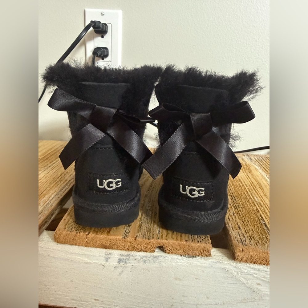UGG Kids Size 10 Black Bow Boots